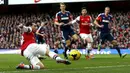 Santi Cazorla berusaha menggapai Bola pada pertandingan sepak bola Liga Inggris antara Arsenal vs Fulham di Stadion Emirates, London (18/01/14). (AFP/Adrian Dennis)
