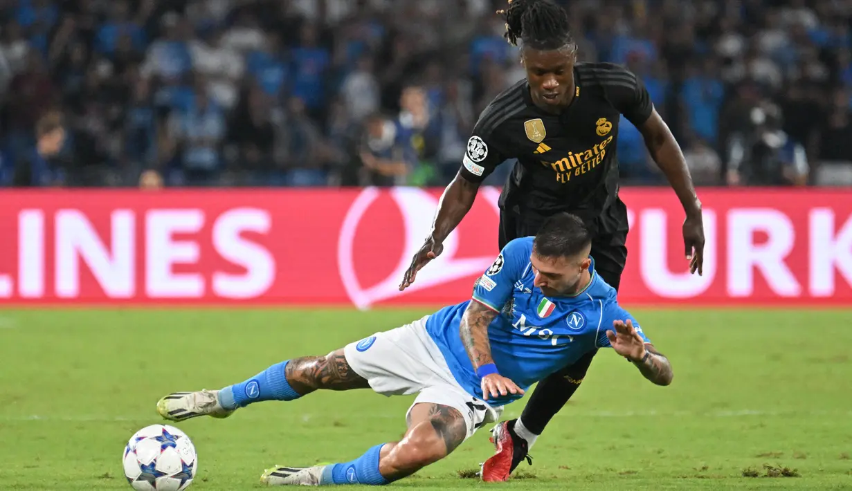 Napoli tetap berada di posisi dua dengan tiga poin. (Alberto PIZZOLI / AFP)