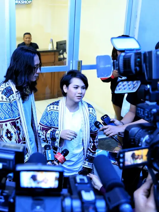 Ia juga tengah menikmati proses yang sedang dijalaninya sebagai seorang wanita pada umumnya yang suka dandan. Melihat perubahan yang terjadi setelah dandan pun juga dirasakan oleh Evelyn. (Adrian Putra/Bintang.com)