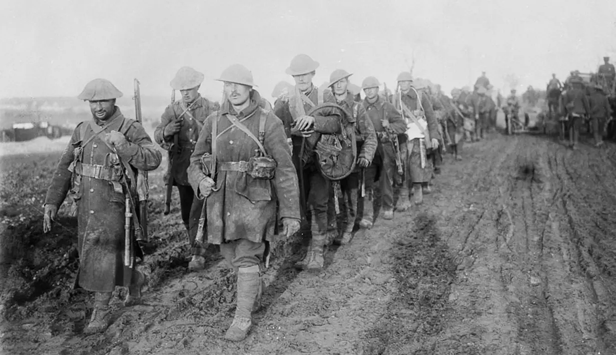 Tentara Kanada kembali dari parit selama Pertempuran Somme, Perancis pada 1916. Pada 1 Juli 2016 menandai 100 tahun Pertempuran Somme yang menewaskan 1,25 juta orang. Dept. of National Defence/Library and Archives Canada/PA-000839/Handout via REUTERS.