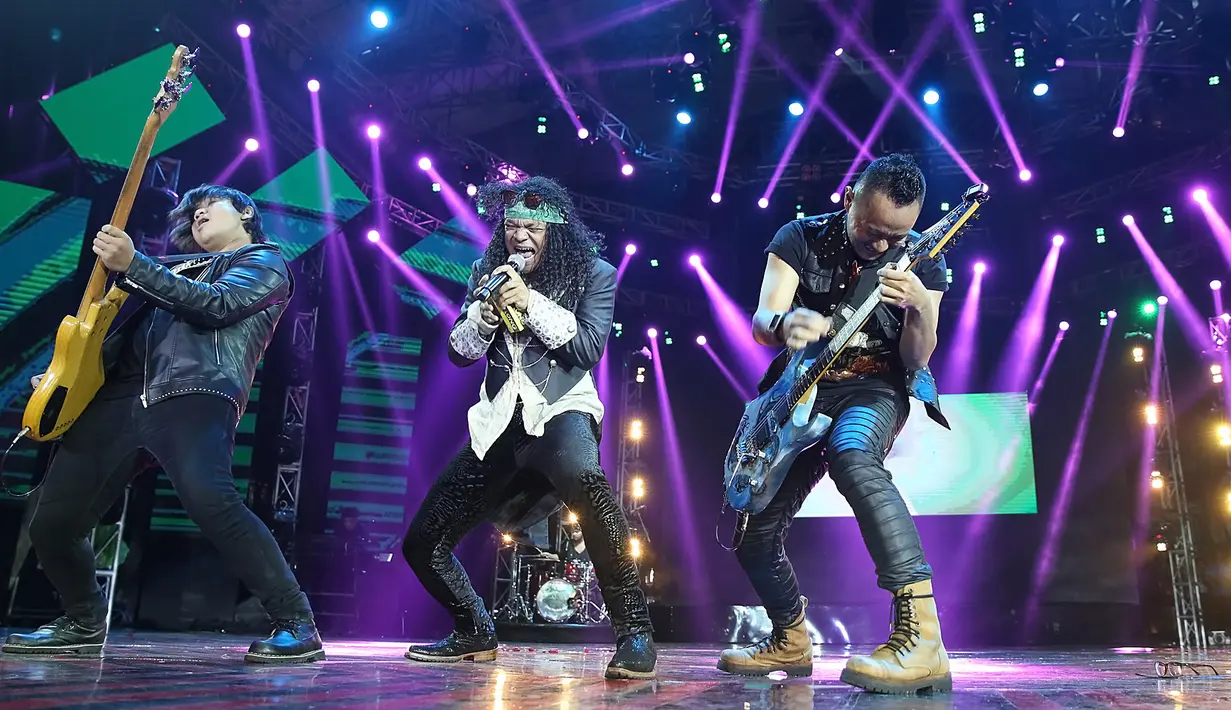 Sebagaimana Candil yang meneriakkan Rocker Juga Manusia malam itu, satu lagu legendaris dari Serius Band. Zaskia Gotik juga merasakan hal yang sama, di mana profesinya yang sebagai artis, namun ia juga manusia. (Bambang E.Ros/Bintang.com)