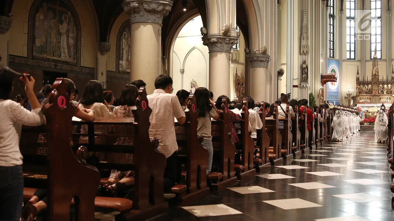 Suasana Misa Natal di Gereja Katedral