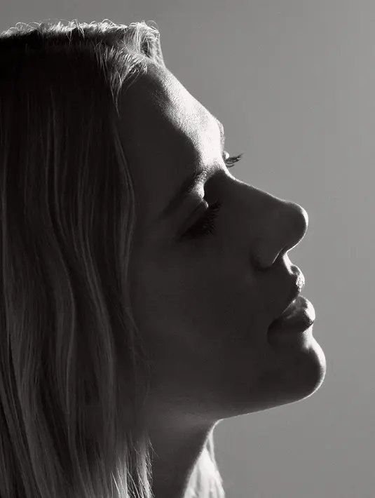 Inti dari kampanye ini adalah tas tangan ikonik Prada Galleria, yang digambarkan tidak hanya sebagai aksesori, namun juga sebagai simbol profesionalisme. Johansson, menjelang akhir film, keluar studio dan memanggil taksi, sementara tas Prada Galleria dengan santai disampirkan di lengannya. [Dok/Prada]