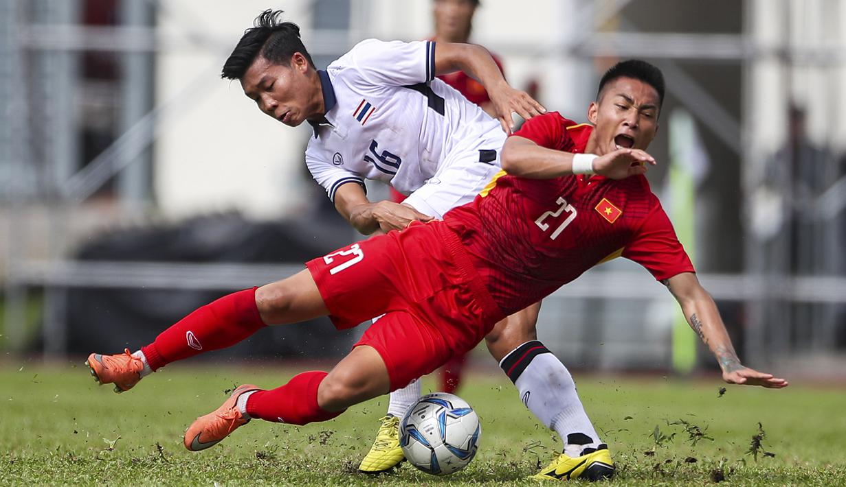 Duel Pemain Thailand, Phitiwat Sookjitthummakul, (kiri) dan pemain Vietnam, Ho Tuan Tai pada Grup B SEA Games 2017 di Selayang (24/8/2017). Vietnam mengoleksi 12 gol selama fase grup. (AP/Adrian Hoe)