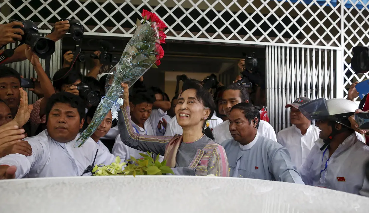 Pemimpin demokrasi Myanmar, Aung San Suu Kyi menerima bunga dari pendukungnya usai mendaftarkan diri sebagai Presiden di kantor Komisi Pemilihan Thanlyin (29/7/2015). Myanmar akan mengadakan pemilu pertama pada 8 November 2015. (REUTERS/Soe Zeya Tun)