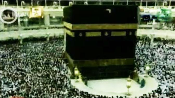 Saat musim haji Kabah akan dipenuhi oleh ribuan jemaah haji yang melakukan tawaf.