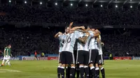 Selebrasi pemain Argentina usai jebol gawang Bolivia (Reuters)
