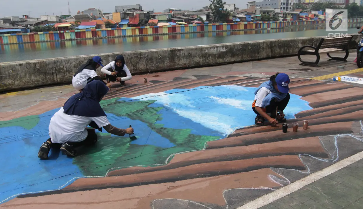 Sejumlah siswa membuat lukisan mural tiga dimensi di trotoar jalan di kawasan Danau Sunter, Jakarta, Senin (26/3). Pengecatan mural di sepanjang trotoar Danau Sunter tersebut untuk memperindah tata ruang kota. (Liputan6/Arya Manggala)