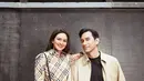 Donna terlihat kenakan shirt dress dengan sling bag. Sedangkan Darius tampak awet muda dengan t-shirt hitam, jaket, dan celana monogram [@dagnesia]