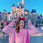 Berlibur ke Amerika Serikat, tidak lengkap rasanya tanpa berkunjung ke Disneyland. Menggunakan busana serba pink dan bandana menggemaskan, Beby terlihat bahagia menikmati momen liburannya. (Liputan6.com/IG/@bebytsabina)