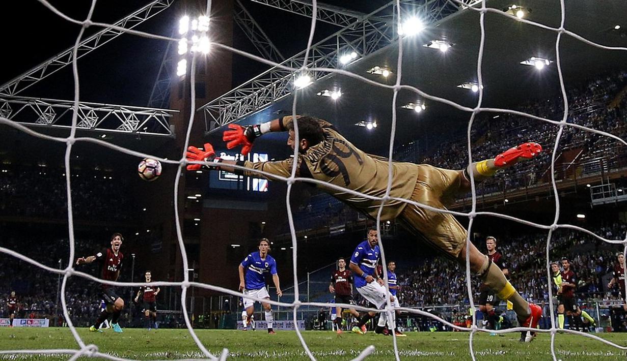 Kiper AC Milan, Gianluigi Donnarumma, berusaha menghalau bola tendangan pemain Sampdoria pada lanjutan Serie A di Stadion Luigi Ferraris, Genoa, Sabtu (17/9/2016) dini hari WIB. (AFP/Marco Bertorello)