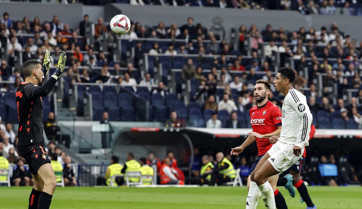 Pemain Real Madrid, Jude Bellingham (kanan) mencetak gol ke gawang Osasuna pada laga lanjutan Liga Spanyol 2024/2025 di Santiago Bernabeu, Madrid, Spanyol, Sabtu (09/11/2024) WIB. (AFP/Oscar Del Pozo)