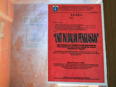 Salah satu unit di Rusun Muara Kapuk tampak telah dikosongkan oleh penghuninya, Jakarta, Jumat (22/4/2016). Sebanyak 10 unit rusun yang kedapatan terindikasi diperjualbelikan disegel oleh Petugas. (Liputan6.com/Yoppy Renato)