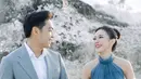Sementara itu, Erwin Phang tampak gagah dalam setelan jas abu-abu dari @henriwinata.bespoke. Kombinasi jas yang pas badan dan warna lembut membuatnya tampil modern dan berkelas, menciptakan harmoni sempurna dengan gaun Jessica. [@jessicajane99].