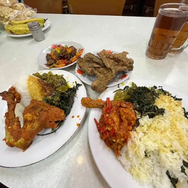 Rekomendasi Tempat Makan Enak dan Murah Dekat Stasiun KRL Gondangdia