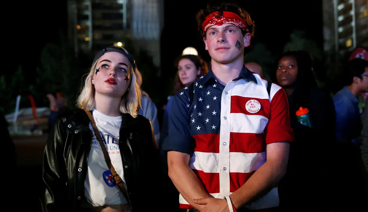 Warga menyaksikan debat pertama kedua capres AS dari Partai Republik dan Partai Demokrat, Donald Trump dan Hillary Clinton dari sebuah layar di luar lokasi debat capres AS di Hofstra University, New York, Senin (26/9). (REUTERS/Shannon Stapleton)