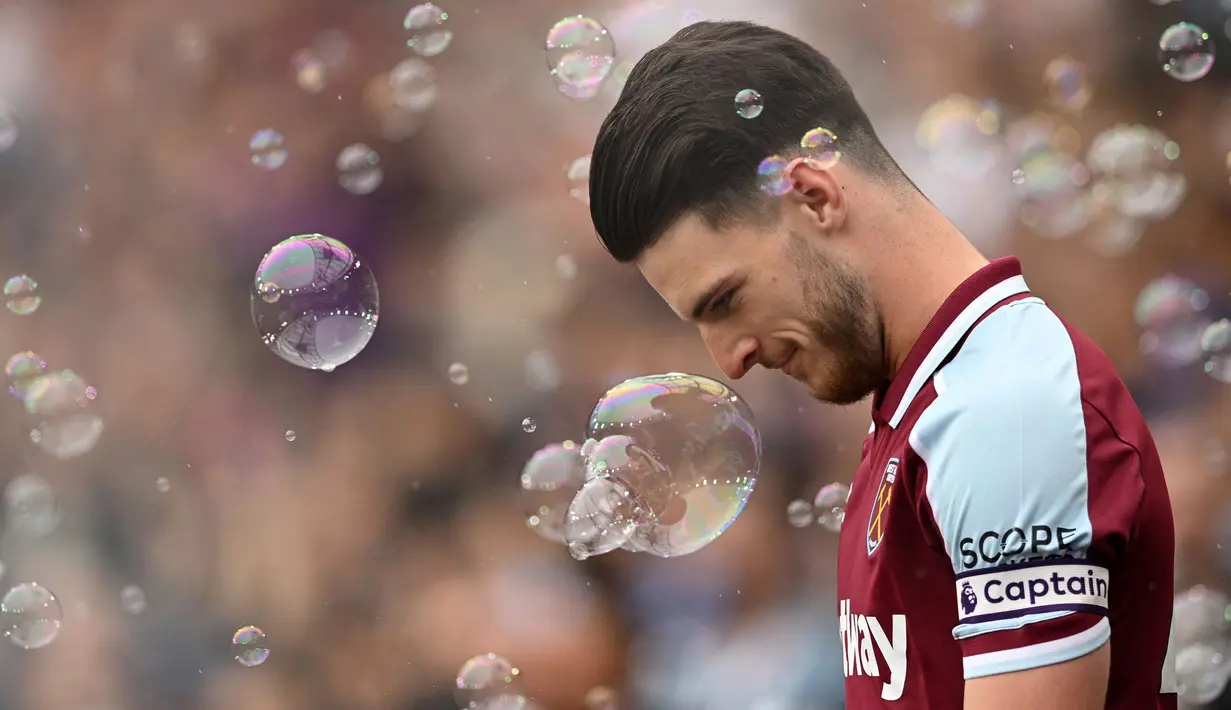 Declan Rice sering menjadi incaran klub-klub top tiap kali jendela transfer dibuka. Hal tersebut karena penampilan impresifnya bersama West Ham United. Rice sendiri berganbung bersama skuat berjuluk The Hammers sejak 2017 dan telah melakoni 171 pertandingan di semua kompetiisi. Hanya saja, ia belum pernah merasakan satu gelar pun bersama klubnya. (AFP/Justin Tallis)