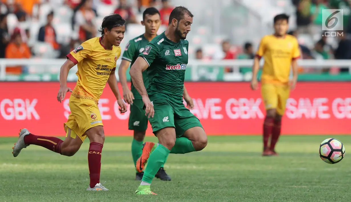 Pemain PSMS Medan membawa bola dengan dibayang-bayangi pemain Sriwijaya FC saat pertandingan perebutan juara ketiga Piala Presiden di Stadion Gelora Bung Karno, Jakarta, Sabtu (17/2). Sriwijaya FC unggul 4-0. (Liputan6.com/Arya Manggala)