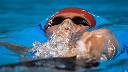 Perenang Swedia, Oskar Eriksson, saat berlomba di nomor 200m gaya punggung putra Pesta Olah Raga Eropa 2015 di Baku, Azerbaijan. (25/6). (AFP PHOTO/KIRILL KUDRYAVTSEV)