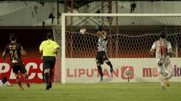 Andritany Ardhiyasa adalah kiper yang mampu membaca arah bola dengan baik. Namun, kiper berusia 29 tahun itu punya kelemahan dalam duel udara dan adu tendangan penalti. (Foto: Bola.com/Ikhwan Yanuar)