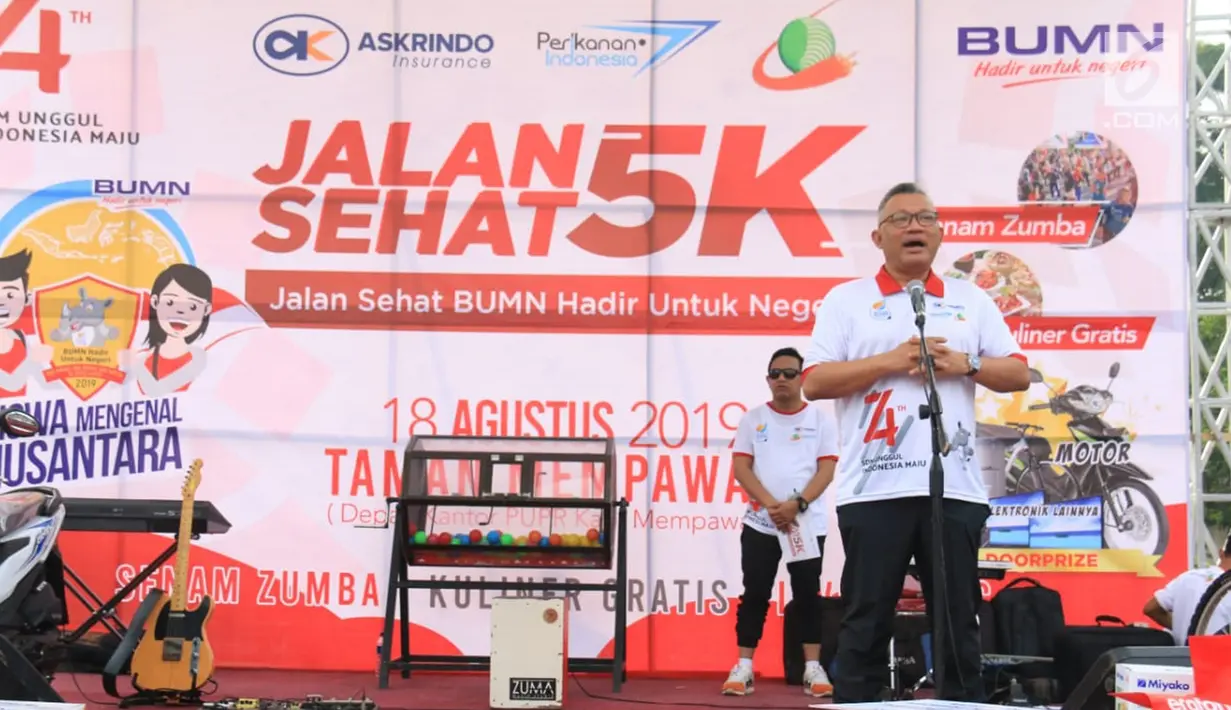 Direktur Utama Askrindo Andrianto Wahyu Adi memberi sambutan sebelum dimulainya jalan sehat  5 KM di Kabupaten Mempawah, Kalimantan Barat, Minggu (18/8/2019). Usai menggelar jalan sehat ketiga BUMN ini juga menggelar kuliner gratis dan serta membagikan puluhan doorprize. (Liputan6.com/HO/Iqbal)