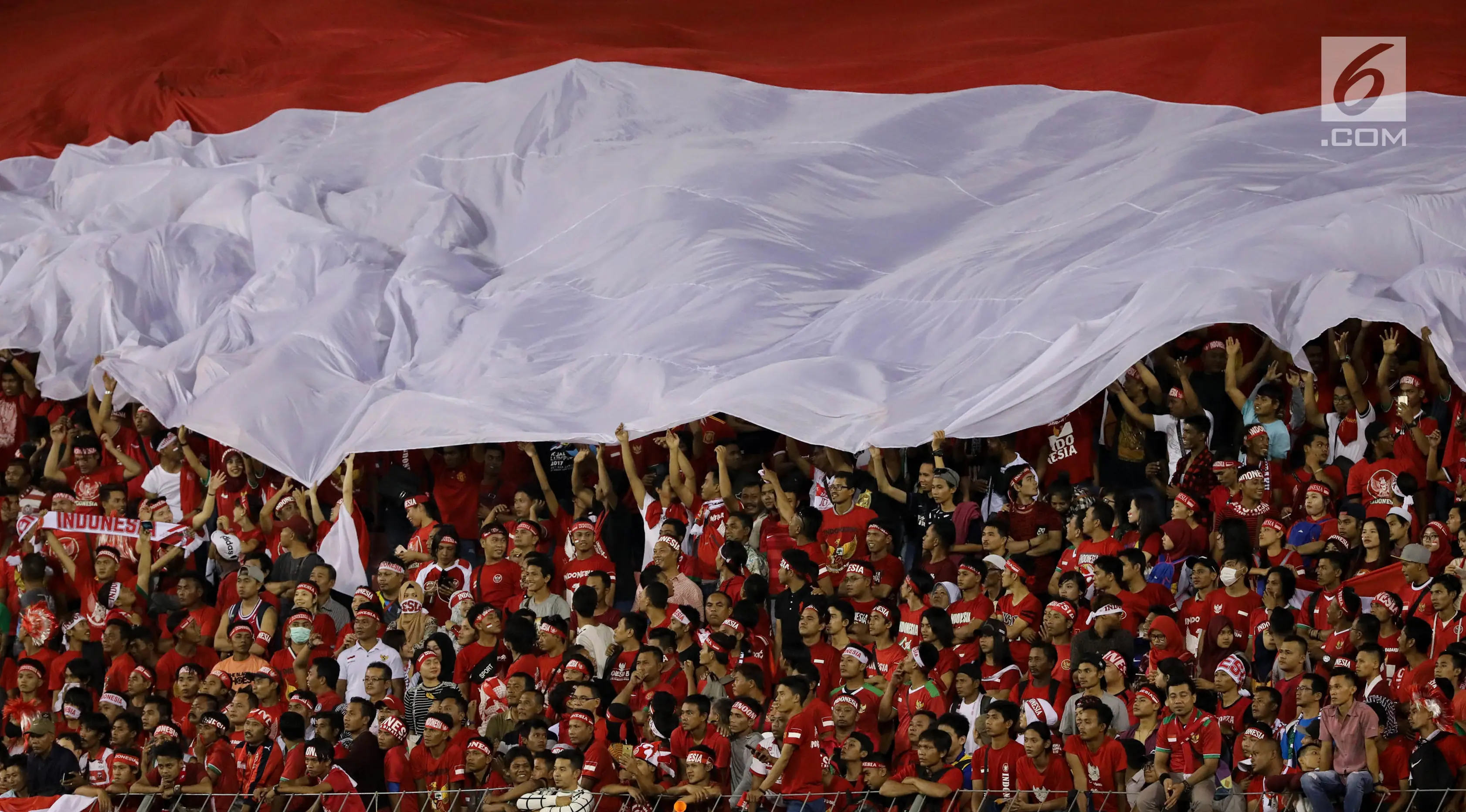 Bendera Merah Putih raksasa dibawa pendukung timnas U-22 Indonesia saat laga penyisihan Grup B melawan Timnas Vietnam U-22 di Stadion Selayang, Selangor, Selasa (22/8). Indonesia bermain imbang melawan Vietnam dengan skor 0-0. (/Faizal Fanani)