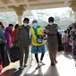 Salah satu calon jamaah haji asal Kota Balikpapan yang dibantu petugas Satpol PP untuk menuju bus sebelum diberangkatkan ke Tanah Suci. (Liputan6.com/Apriyanto)