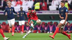 Azzedine Ounahi berhasil membuat sejarah bersama Maroko sebagai tim Afrika pertama yang berhasil mencapai babak semifinal di Piala Dunia. Ia bersama Sofyan Amrabat sukses menjadi mesin di lini tengah Sukad Singa Atlas. Ounahi tercatat berhasil membuat rataan 83% dribble sukses, atau yang tertinggi di Piala Dunia 2022. Berkat penampilan gemilangnya, pemain klub Ligue 1, Angers SCO itu mengalami kenaikan harga pasar dari 15,9 juta dolar menjadi 3,71 juta dolar. (AFP/Kirill Kudryavtsev)