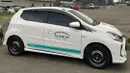 Toyota Agya GR Sport ini disulap seolah menjadi taksi di Jepang. Pelek standarnya diganti dengan pelek kaleng berwarna gun metal yang berpadu dengan stiker berwarna cyan di tepian bawah pintu. Tulisan taxi dan huruf jepang memberikan penampilan berbeda di jalan. (Source: Instagram/@taksiputih)