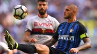 Striker Inter Milan Mauro Icardi beraksi pada laga melawan Genoa di Stadion Giuseppe Meazza, Milan, Minggu (24/9/2017). (AFP/Marco Bertorello)
