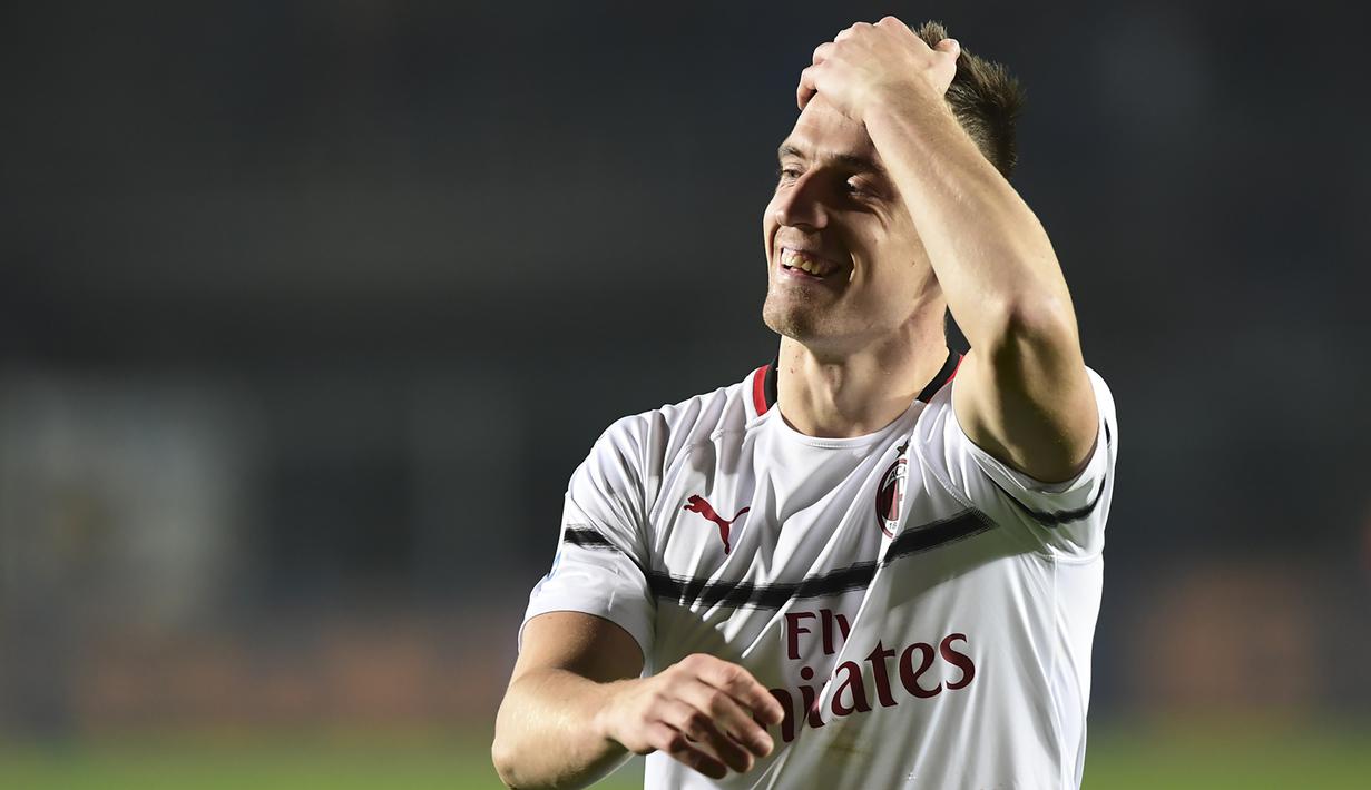 Striker AC Milan, Krzysztof Piatek, tersenyum usai mengalahkan Atalanta pada laga Serie A di Stadion Atleti Azzurri d'Italia di Bergamo, Sabtu (16/2). Atalanta kalah 1-3 dari Milan. (AFP/Miguel Medina)