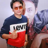 Nah, uniknya dalam lagu tersebut ternyata tidak mengisahkan soal kisah cintanya sendiri, melainkan cerita cinta dari sepupunya bersama putri dari Faris RM.  (Adrian Putra/Bintang.com)