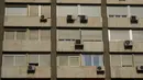 Jendela jendela apartemen ditutup untuk menahan panas selama cuaca panas di Madrid, Spanyol, Rabu (13/7/2022). Para pakar meteorologi mengatakan massa udara yang terlalu panas dan angin hangat dari Afrika mendorong suhu di kawasan Semenanjung Iberia naik melebihi suhu biasanya. (AP Photo/Paul White)