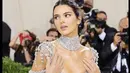 Serupa dengan gaun yang dikenakan Emily Blunt, Kendal Jenner juga tampil seksi dengan gaun transparan bertabur kristal dari Givenchy. (Foto: quiencom)