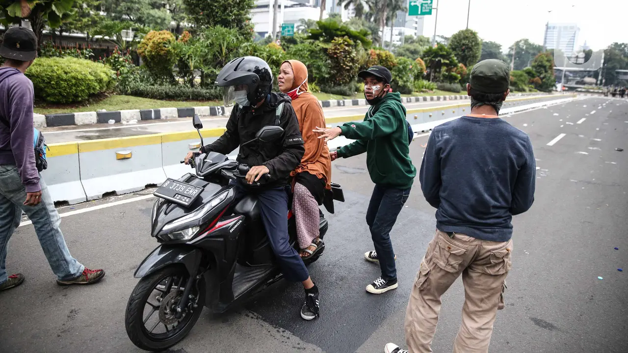 Seorang Perempuan Terjebak di Tengah-Tengah Kericuhan
