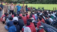 Puluhan siswa SMK ditangkap usai tawuran antarkelompok pelajar di kawasan Tempat Pemakan Umum (TPU) Desa Cipenjo, Kecamatan Cileungsi, Kabupaten Bogor. (Foto: Istimewa).
