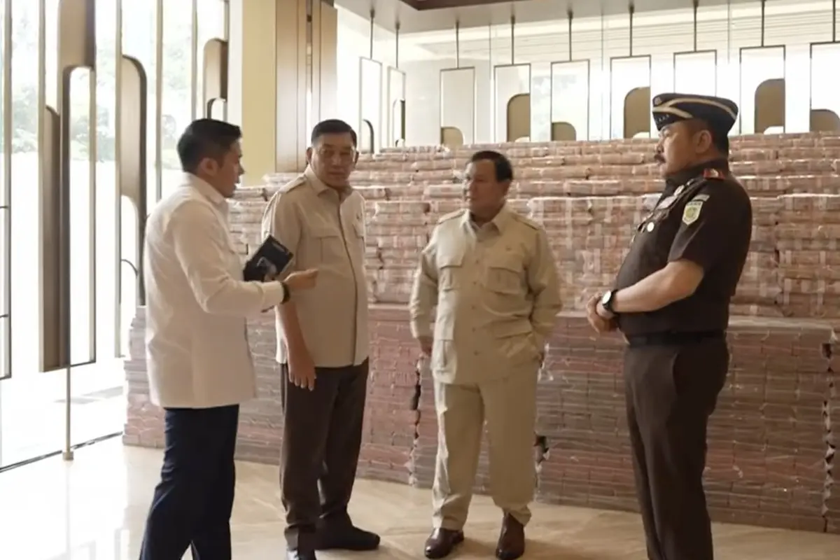 Prabowo, Menhan Sjafrie Sjamsoeddin dan Jaksa Agung Burhanuddin saat penyerahan uang hasil korupsi CPO ke negara