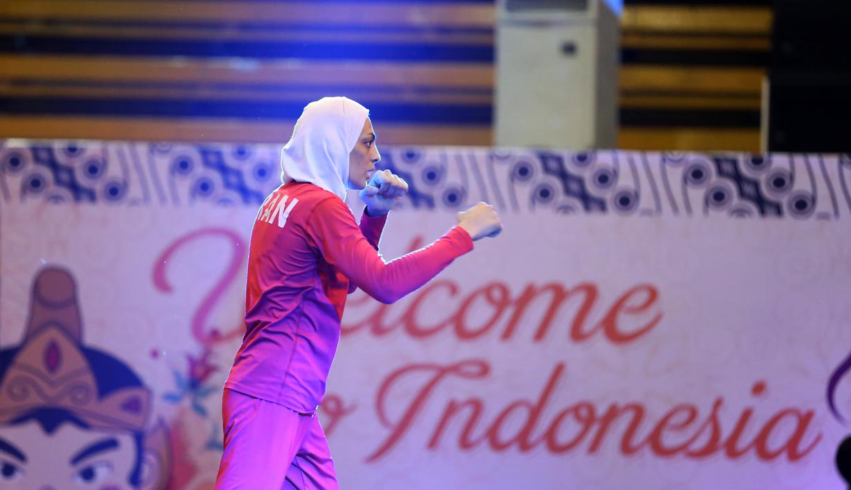 Atlet Wushu Putri asal Iran, tengah berlatih sebelum tanding pada Kejuaraan Dunia Wushu 2015 di Istora, Senayan, Jakarta, Senin (16/11/2015). (Bola.com/Nicklas Hanoatubun)