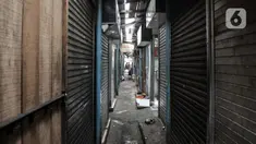Sejumlah kios yang tutup di Pasar Sumur Batu, Kemayoran, Jakarta, Rabu (8/7/2020). Para pedagang di Pasar Sumur Batu memilih menutup kiosnya lantaran untuk menghindari tes usap atau Swab Test Covid-19 yang dilakukan secara mendadak oleh Puskemas Kecamatan Kemayoran. (merdeka.com/Iqbal S. Nugroho)