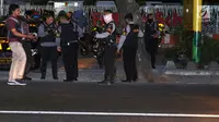 Polisi berjaga di sekitar lokasi baku tembak di Jalan Kaliurang km 9.5, Ngaglik, Yogyakarta, Sabtu (14/7). Baku tembak antara polisi dan orang atau kelompok yang belum diketahui terjadi sekitar pukul 17.00 WIB. (Liputan6.com/Helmi Fithriansyah)