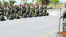 Citizen6, Surabaya: Danmenbanpur-1 Mar Kolonel Marinir M.Hari menerima 75 Personel Satgas SBJ LX Wakatobi di lapangan apel Yon Zeni-1 Mar Ksatrian Sutedi Senaputra Karangpilang Surabaya, Minggu (31/07). (Pengirim: Budi Abdillah)