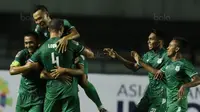 Pemain PSMS Medan merayakan gol saat pertandingan melawan PSM Makassar pada laga Piala Presiden di Stadion GBLA, Bandung, Selasa (16/1/2018). PSMS Medan menang 2-1 atas PSM Makassar. (Bola.com/M Iqbal Ichsan)