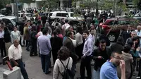 Orang-orang berlarian dan berkumpul di jalan saat gempa 5,1 SR mengguncang Ekuador. (BBC)