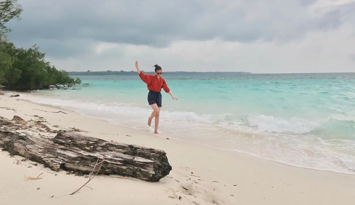 Yuki Kato memang sangat akrab dengan pantai. Bahkan ia sempat memerankan film yang bersetting di pantai berjudul Kapal Goyang Kapten yang tayang 5 September 2019. Tak hanya menikmati pemandangan, Yuki juga berlarian di pasir putih. (Liputan6.com/IG/@yukikt).