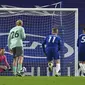 Pemain Chelsea Jorginho (kedua kanan) mencetak gol ke gawang Everton lewat tendangan penalti pada pertandingan Liga Inggris di Stadion Stamford Bridge, London, Inggris, Senin (8/3/2021). Chelsea menang 2-0. (Glyn Kirk/Pool via AP)