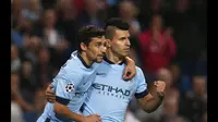 Penyerang Manchester City, Sergio Aguero (kanan), dipeluk rekan setimya, Jesus Navas, usai menjebol gawang AS Roma di laga Liga Champions 2014-2015 Grup E di Stadion Etihad, (1/10). (REUTERS/Andrew Yates)