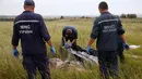 Tim penyidik Ukraina tampak menyiapkan kantong mayat untuk membawa jenazah dan sisa barang-barang dari puing Malaysia Airlines MH-17 (REUTERS/Maxim Zmeyev)