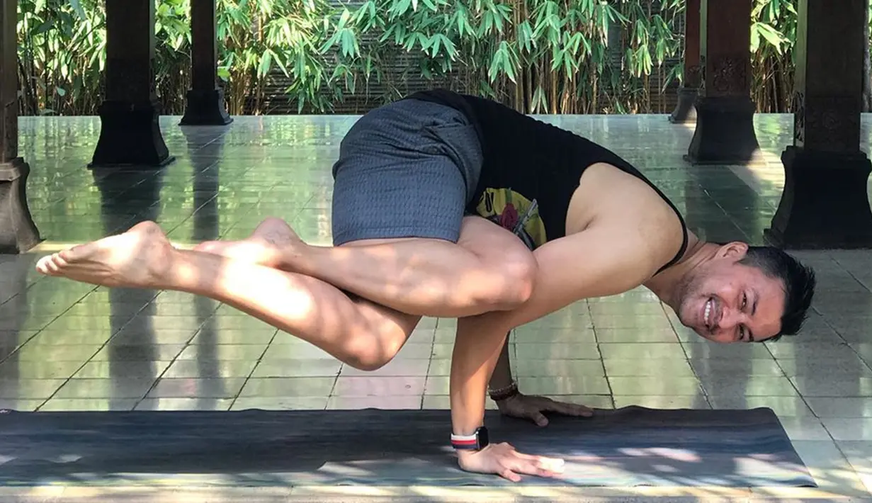 Seiring berjalannya waktu, ia mulai mengajar banyak orang di forum umum. Anjasmara yang telah lama mendalami olahraga ini memiliki kelenturan tubuh dan keseimbangan. Ia kerap membagikan momen dirinya yoga di media sosial. (Liputan6.com/IG/@anjasmara)