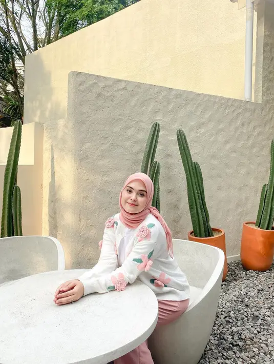 Pilihan outfit warna cerah beri kesan lebih segar dan awet muda seperti Vebby Palwinta. [Instagram].