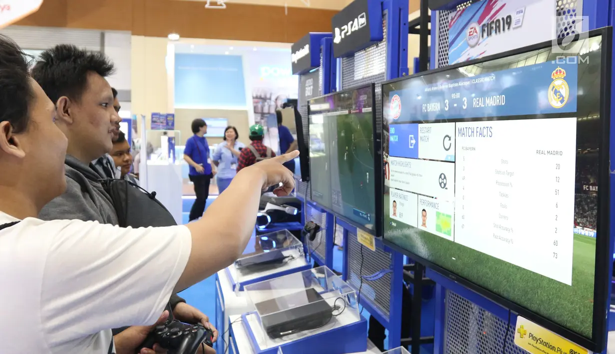 Pegunjung mencoba teknologi terbaru di Indocomtech 2018, Jakarta, Rabu (31/10). Indocomtech 2018 diikuti 250 eksibitor, dari bidang telekomunikasi, komputer, games, smartphone, elektronik, dan aksesori yang ada di Indonesia. (Liputan6.com/Angga Yuniar)